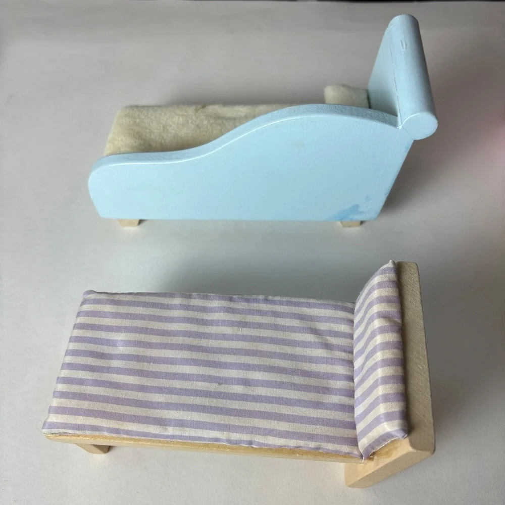 KidKraft Dollhouse Miniature Beds Set Blue‎ Chaise Lounge and Lamp Read